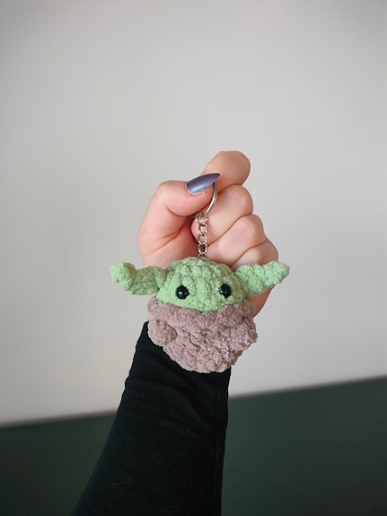 Virkattu Baby Yoda -avaimenperä