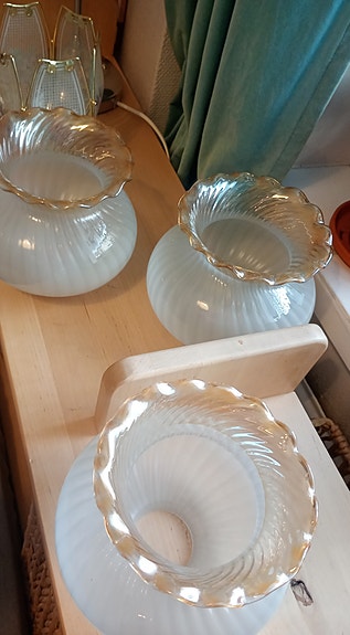 Erilaisia kupuja ja valaisimia/seinävalaisimia. Tammela.