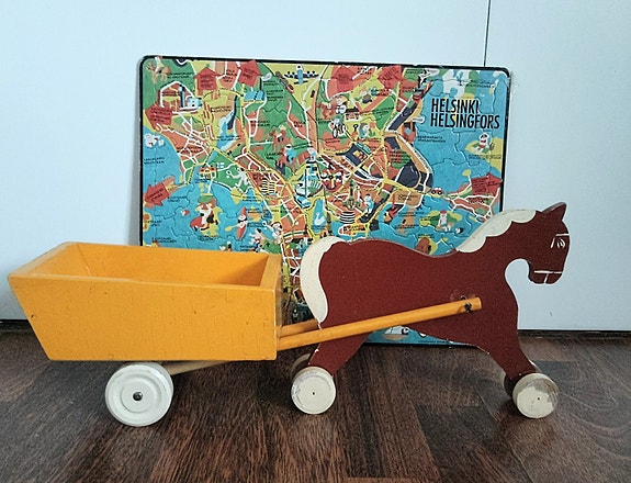Vanha puinen hevonen ja kärryt