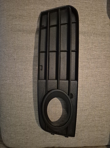 Audi A4 B8 etupuskurin ritilä