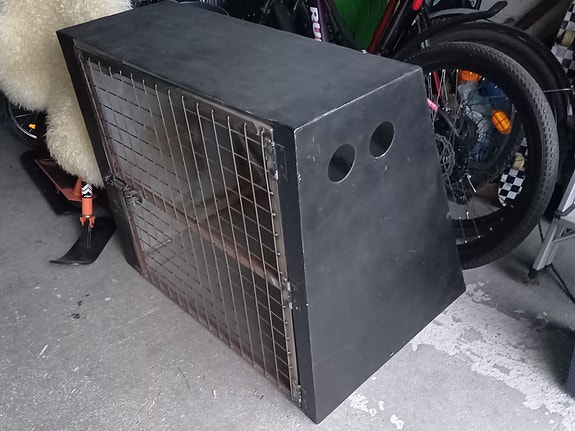 Metallinen koiranhäkki autoon