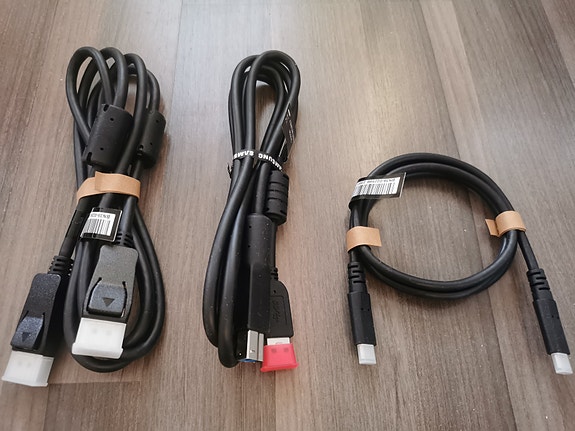Samsung näytölle erilaisia kaapeleita 3 kpl