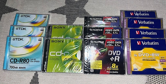 Lajitelma DVD- ja CD-R levyjä yhteishintaan 25€