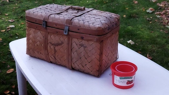 Vanha, wanha, kannellinen pärekori, vintage picknick kori