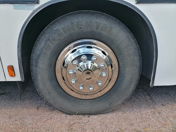 Myydään Continentalin kuorma auton renkaat 315/80 22.5 vanteineen