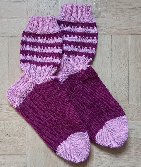 Naisten villasukat, koko 39-40. Neulottu 7-veljestä langasta.