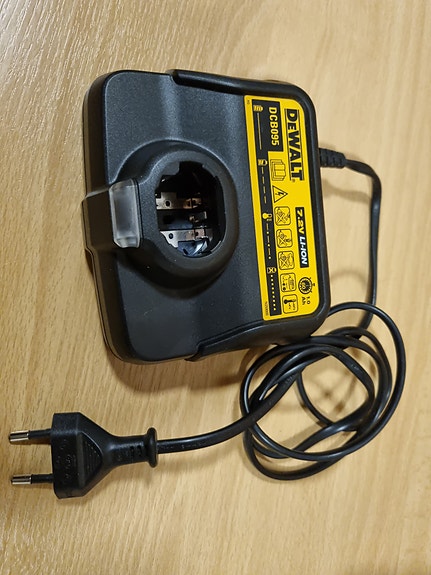 Dewalt laturi DCB095
