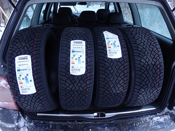 Uudet Nokian 205/55R16 kitkarenkaat rahteineen
