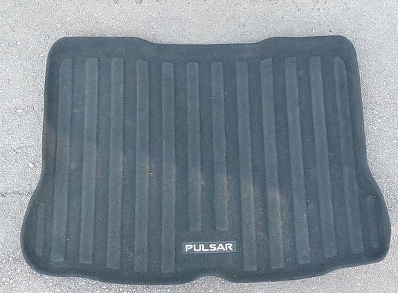 Nissan Pulsar tavaratilan kumimatto.