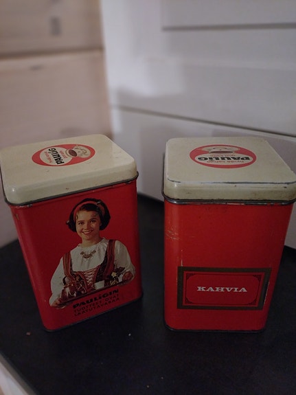 Vanhoja kahvipurkkeja