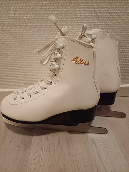 Myydään kaunoluistimet, koko 34