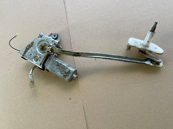 Suzuki Swift -98 takalasinpyyhkimen moottori ja mekanismi