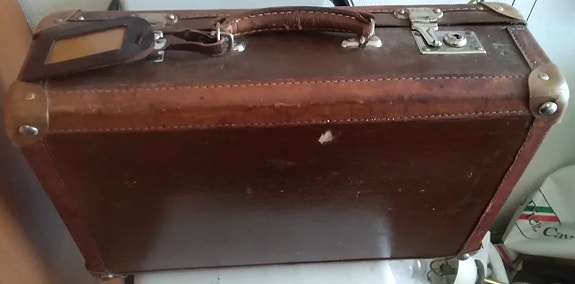 Pieni wanha matkalaukku