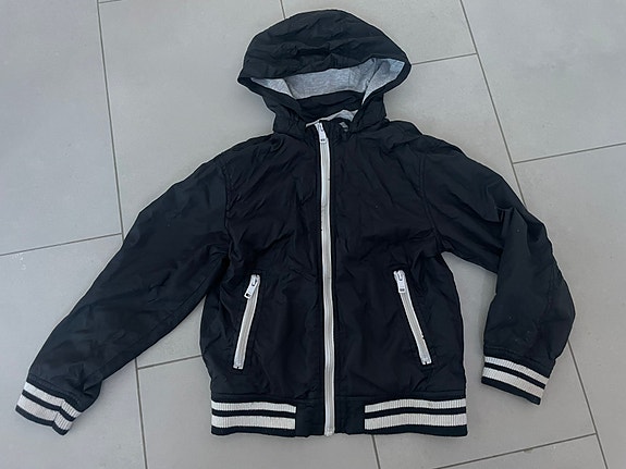 H&M musta tuulitakki, koko 134