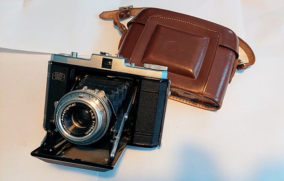 Zeiss Ikon Nettar kamera ja nahkalaukku