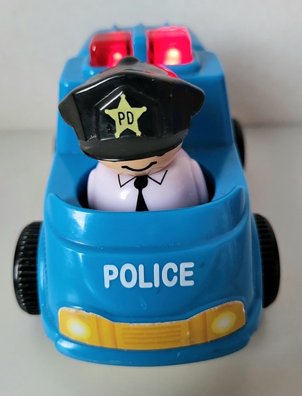Poliisiauto, valot syttyy, tulee ääni. Siisti ja hyväkuntoinen