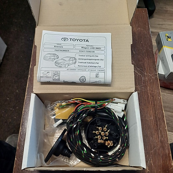 Toyota avensis 2003- uusi vetokoukun johtosarja