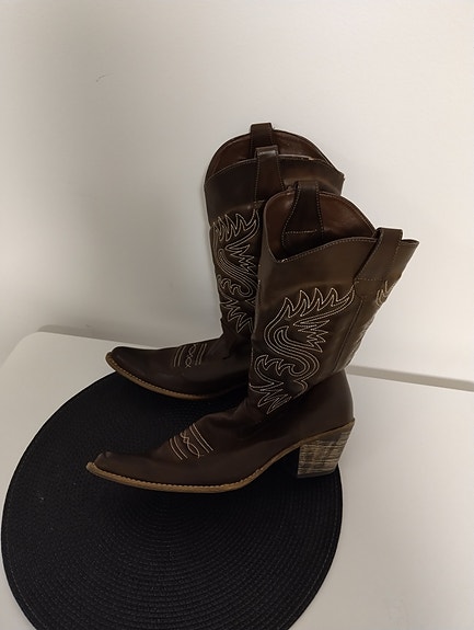 Bootsit koko 40 (rikkeymää)