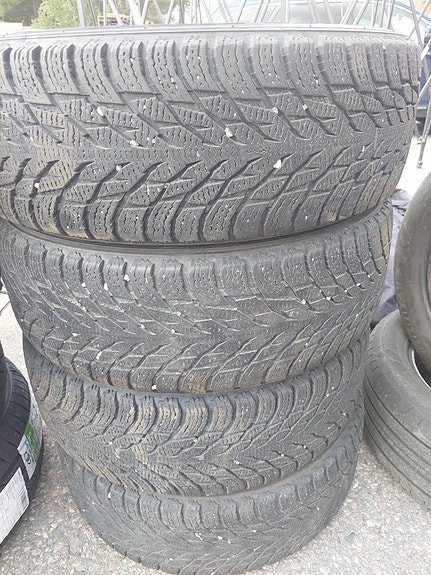 215/65R17 Nokian kitkarenkaat 4kpl