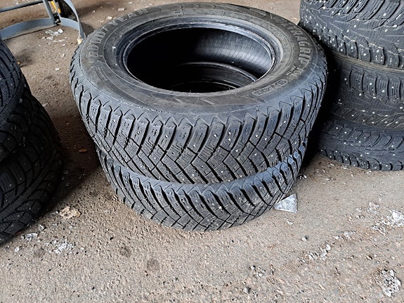 215/70R16 100T Goodyear Ice Arctic nastarenkaat 2k