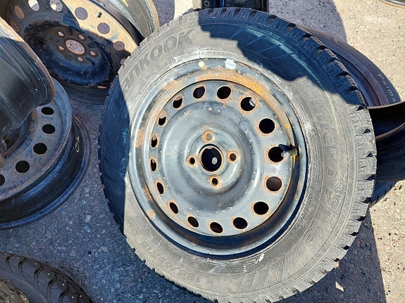 4x100 15" peltivanne ja 185/65R15 nastarengas