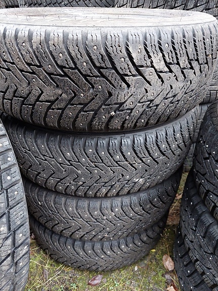 185/60R15 Nokian nastarenkaat 4kpl