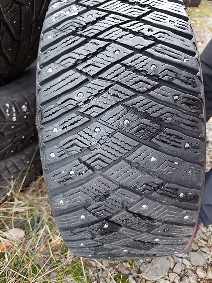 235/45R17 Goodyear nastarengas 1kpl