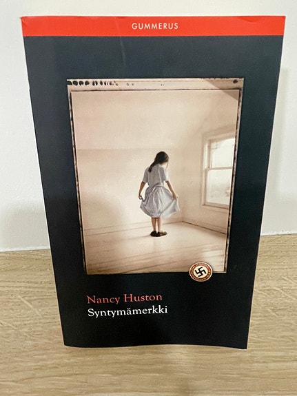 Syntymämerkki (Nancy Huston) kirja. Kirjan kunto erinomainen kuin uusi.