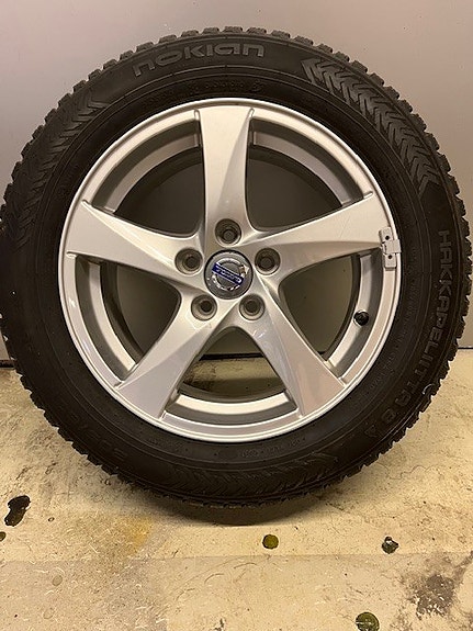 Volvo S60 alumiinivanne nastarenkaalla 205/60R16