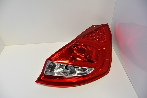 Ford Fiesta hb -11  takavalo oikea