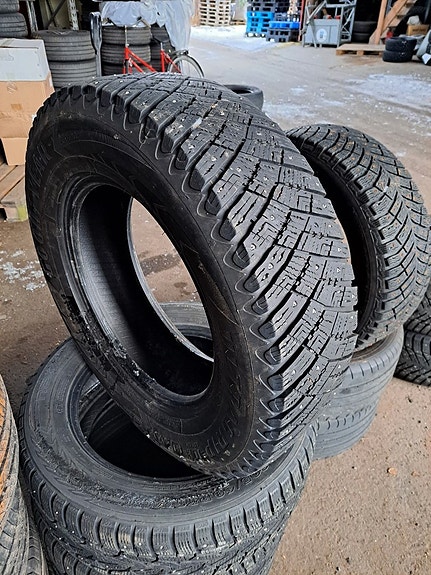 215/70R16 100T Goodyear Ice Arctic nastarengas 1kp