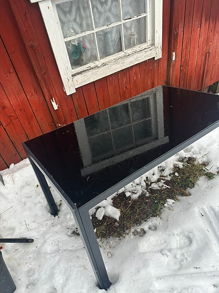 Musta lasipöytä