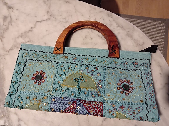 Kirjailtu käsilaukku