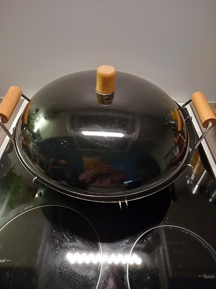 Uusi wok-pannu