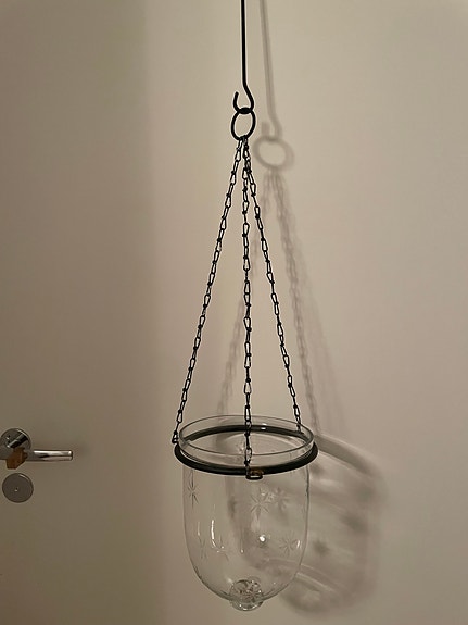 Kaunis roikkuva lasinen kynttelikkö