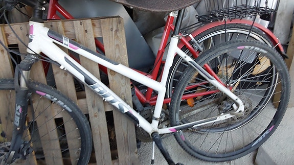 Naisten vaihde pyörät hybridi. Valkoinen 155 eur. / punainen alkaen 100 eur.