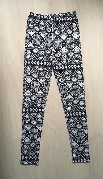 Uudet mustat valkoiset kuviolliset legginssit
