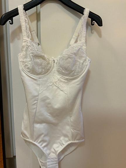 Naisten muotoileva body PATRICIA  D 34/ 75