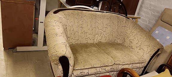 2-istuttava beige sohva