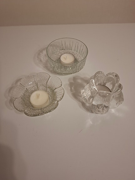 Kolme lasista design tuikku alustaa