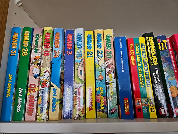 Aku Ankan taskukirjoja ja fantasia-kirjoja