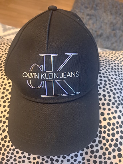 Calvin Klein lippis.