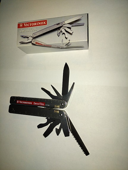 Victorinox SwissTool -monitoimityökalu, käyttämätön