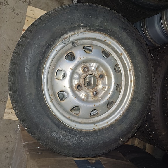 175/70r13 nastarenkaat vanteilla. 4x100