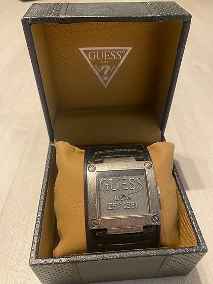 Guess rannekello