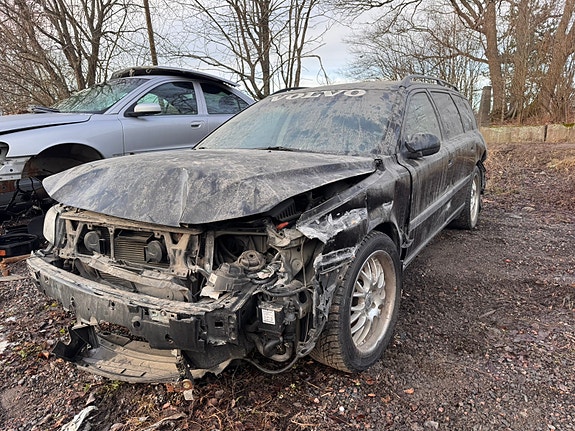 Myynnissä osina Volvo V70 T5