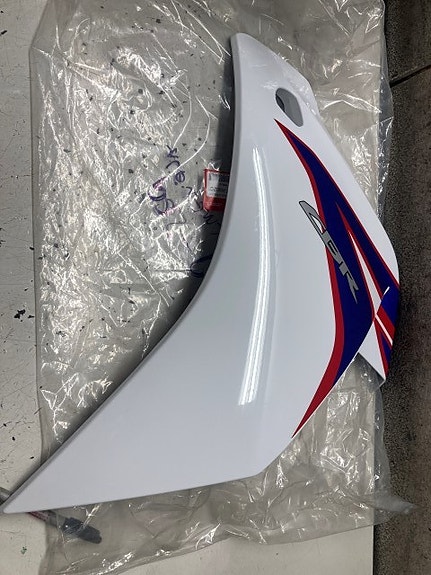 Honda CBR 125 2011 vasen sivukate uusi alkuperäisosa