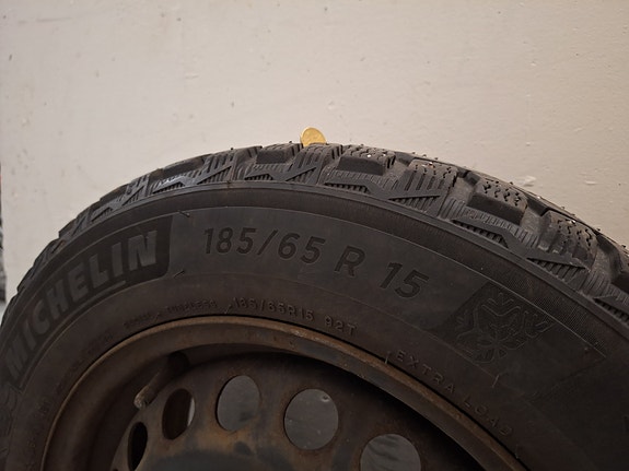 Michelin nastarenkaat 185/65 R15 vanteilla