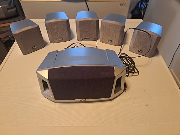 JVC kotiteatterin kaiuttimet