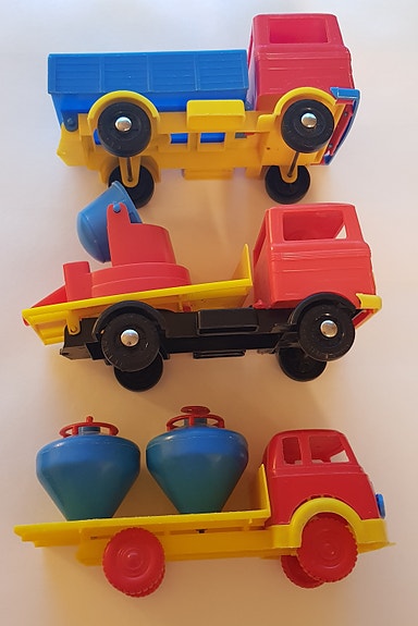 Kotimaisia muovisia kuorma-autoja